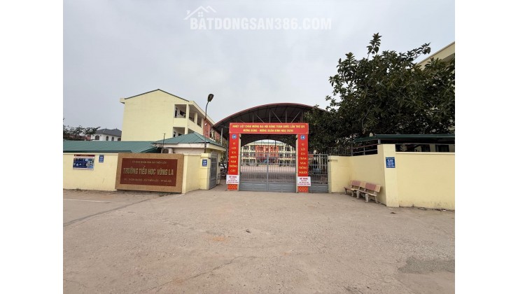 HÀNG HIẾM – ĐẤU GIÁ SÁP MAI – VỈA HÈ – Ô TÔ TRÁNH . Diện tích: 69m² Mt 5m – vuông đẹp, dễ xây. Đường thông rộng – 2 ô tô tránh – vỉa hè 3m